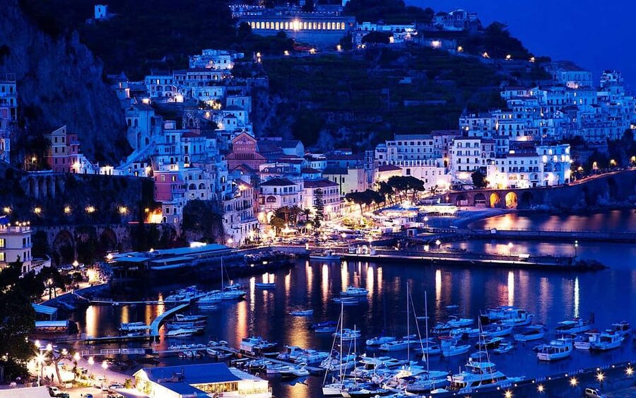 Sorrento by night... with a tasty surprise - Sedil Dominova, an ancient meeting point that still explains the town