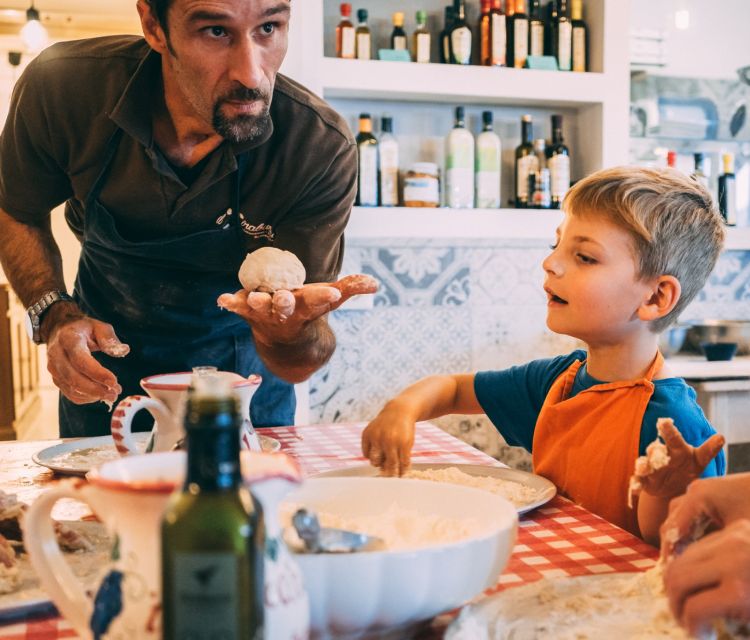 Sorrento: Pizza Making Class at Tirabusciò Cooking School - Welcome tastes in the hills: wine, oil, mozzarella, limoncello