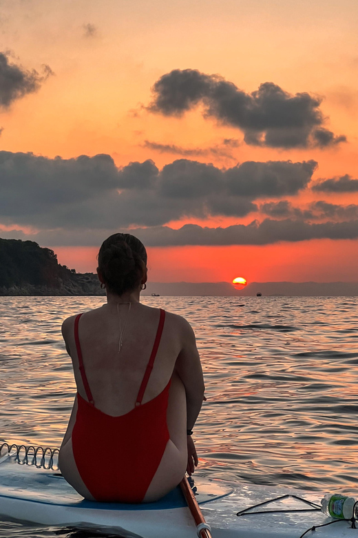 Sorrento: SUP Paddleboard Tour to Bagni Regina Giovanna - Entering Sorrento waters: what this SUP tour really feels like