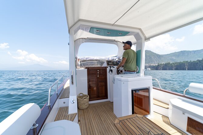 Sunset Private Boat Tour Experience in Positano - Back to Positano: The Horizon Takes Over
