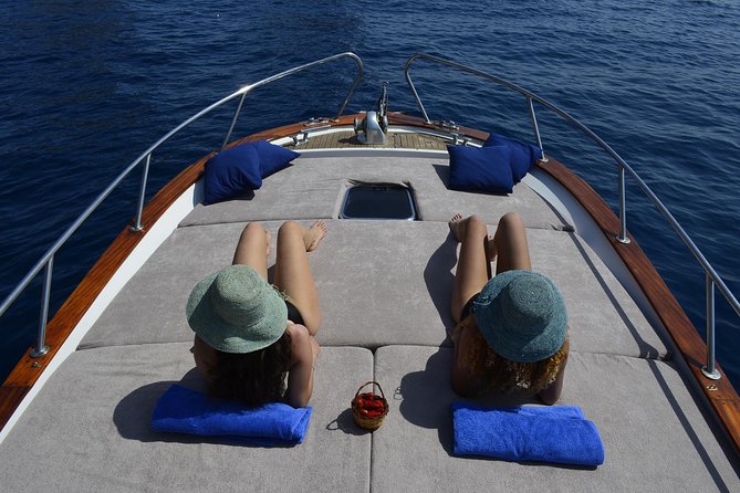 Sunset tour by private boat - I Faraglioni close-up, the Faraglione di Mezzo photo pass