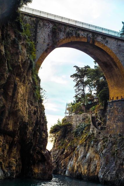 Tour in Barca da Amalfi un Viaggio da Sogno in Amalfi Coast - Piazza Flavio Gioia meeting and how the 4-hour day moves