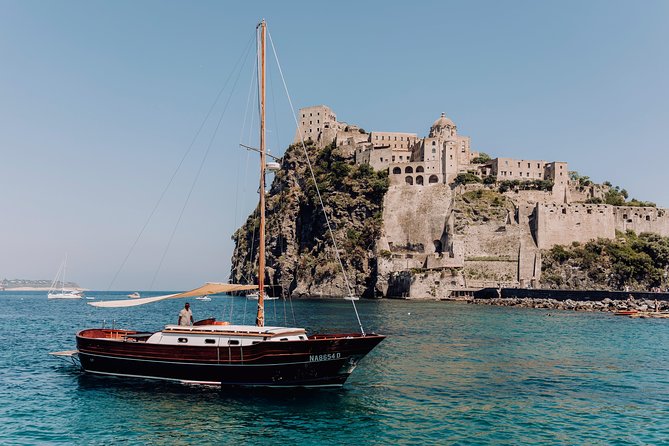 Tour of the island of Procida in a schooner - How the 7-hour schedule feels in real life