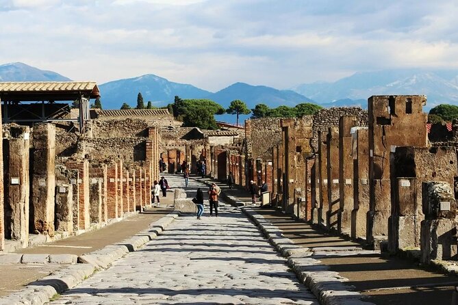 Transfer from Naples to Positano/Sorrento via Pompeii or vice versa - The Ride Experience: WiFi, A/C, and Driver Commentary in English