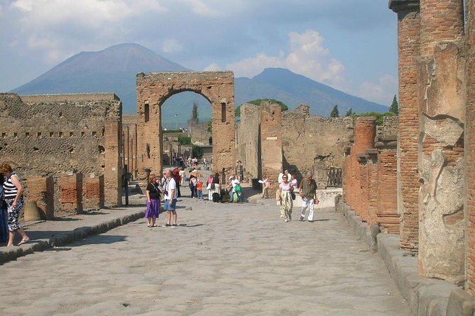 Visit in Pompeii - Pompeii Private Tour with Ada - A private Pompeii tour with Ada: less hunting, more meaning