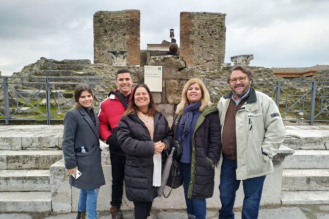 Visit Pompeii with an expert professional guide (2/3 hours) - The 30-minute limoncello and craft stop for real Pompeii shopping